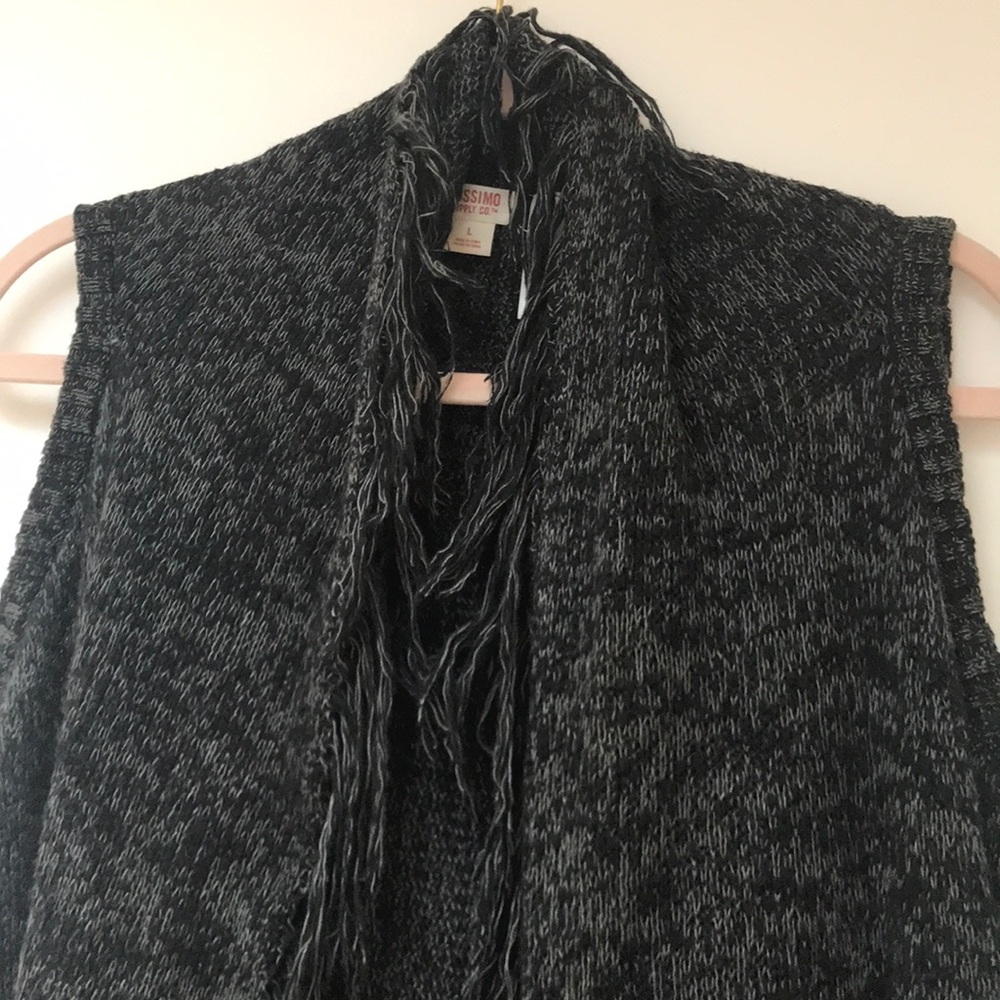 Sleeveless Sweater with Fringe